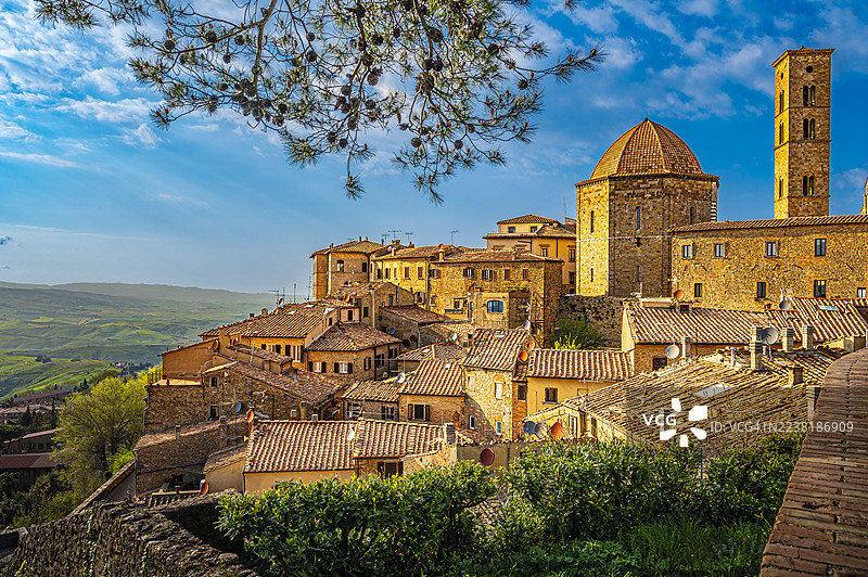 意大利托斯卡纳的沃尔特拉城镇风光，历史悠久的屋顶和美丽的风景图片素材