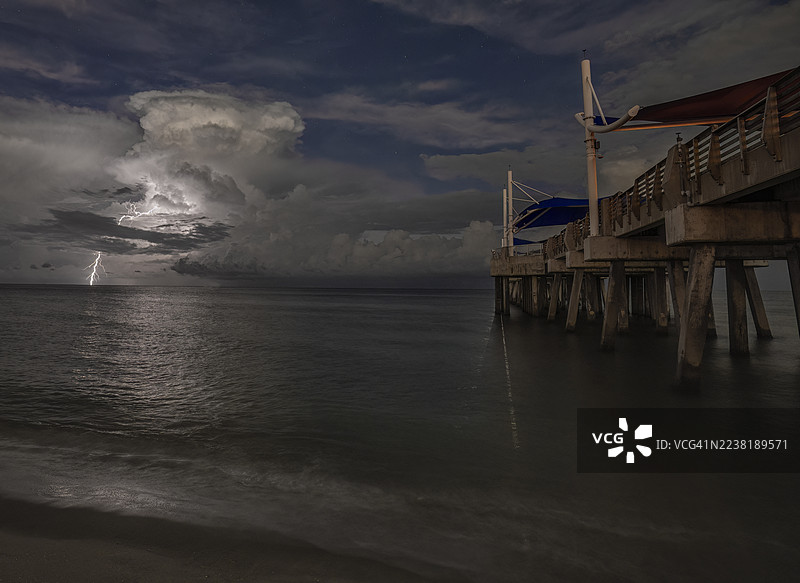 码头旁的闪电图片素材