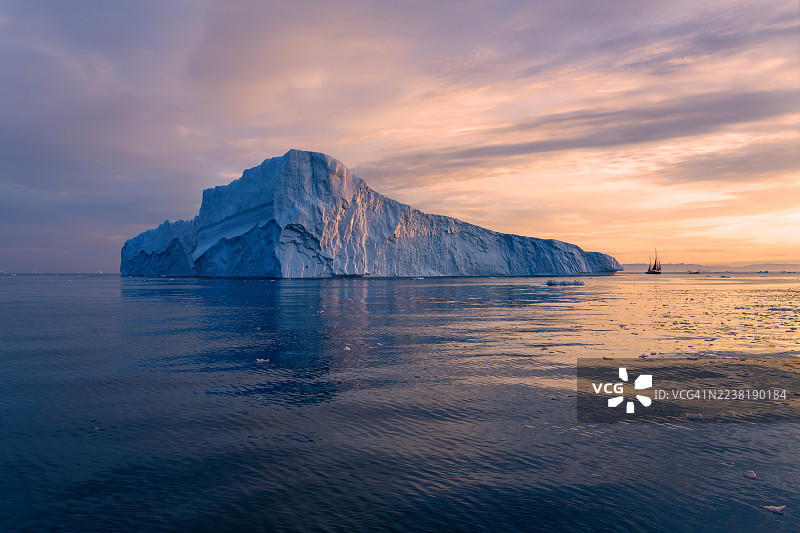 北冰洋的巨大冰山，夏日午夜图片素材