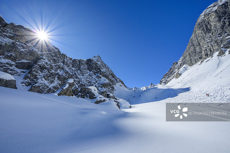 在奥地利下陶恩的雪覆盖费尔斯卡尔斯皮策进行越野滑雪图片素材