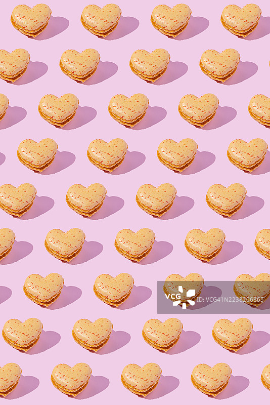 心形马卡龙排列成粉色的重复图案图片素材