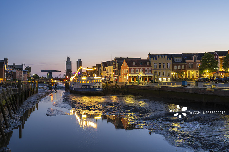 霍苏姆港口在蓝色时刻的低潮天际线，位于石勒苏益格-荷尔斯泰因州图片素材
