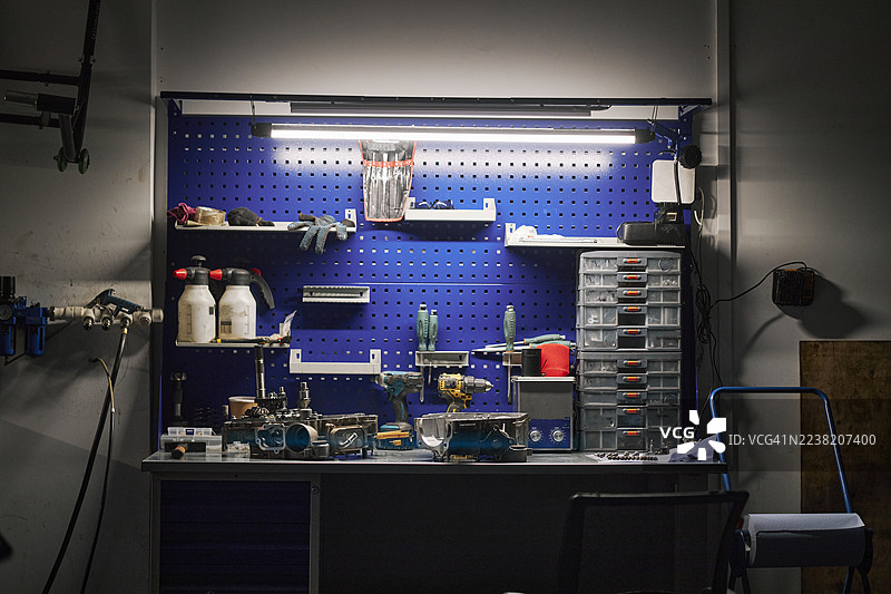 车库内整齐的工具工作坊，配有维修用工作台图片素材