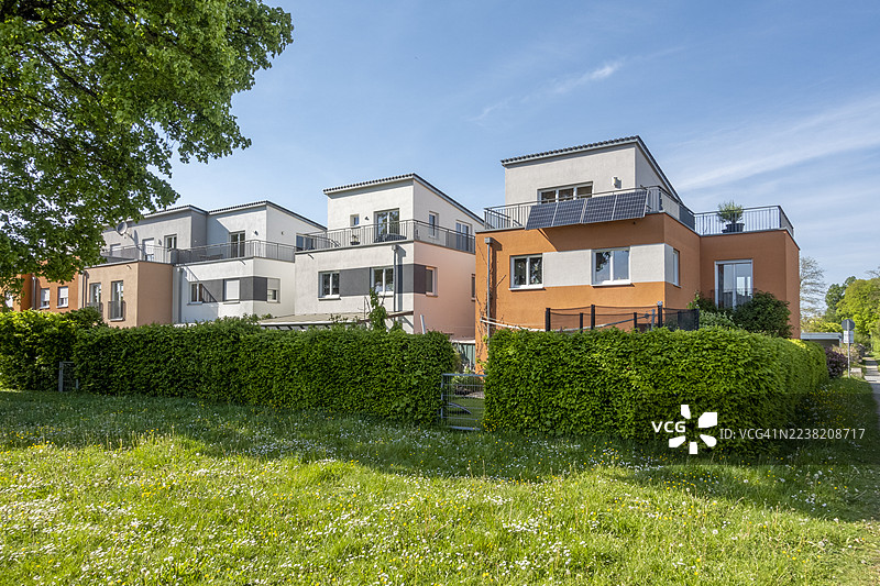 奥格斯堡现代联排别墅，配有太阳能阳台和绿色生活设计图片素材
