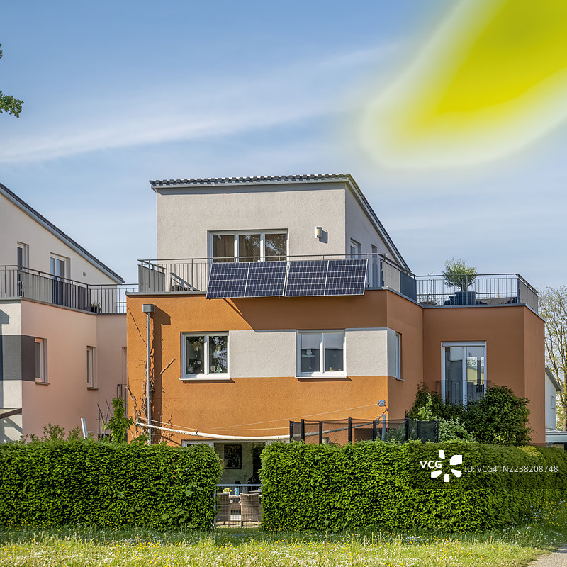 现代阳台带太阳能电池板的联排别墅，位于巴伐利亚的奥格斯堡图片素材