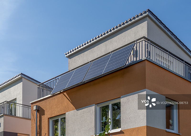 奥格斯堡市现代联排别墅阳台上的太阳能电池板图片素材