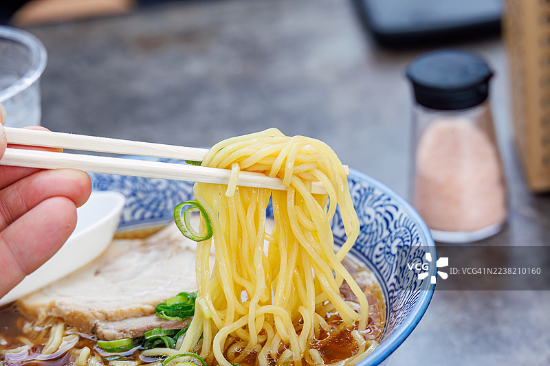 美味诱人的酱油拉面。日本静冈县伊豆半岛南伊豆町中木港 Hirizo 海滩。- 2025 年 7 月 27 日。图片素材