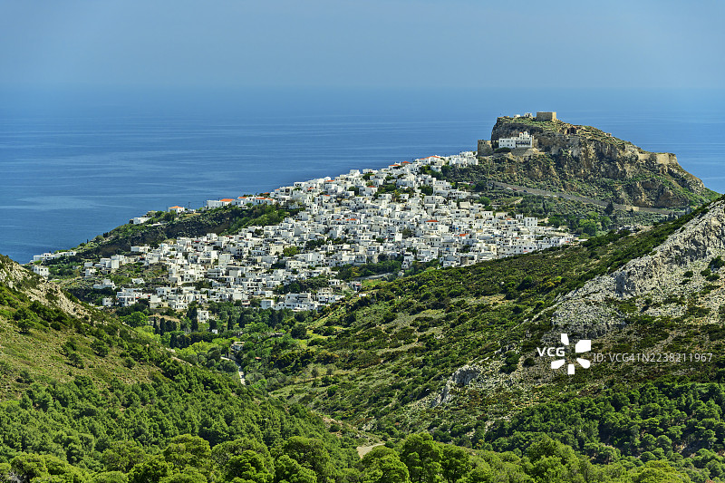 希腊斯基罗斯岛上山顶的斯基罗斯市和堡垒景观图片素材