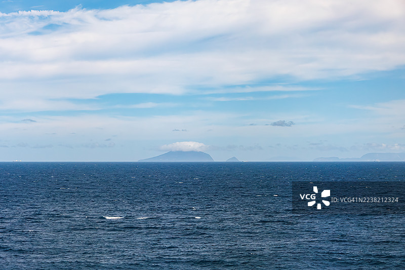 片濑白田海滩最美的海岸线。伊豆群岛(伊豆大岛、利岛、新岛、式根岛、亲潮岛)及其他岛屿。日本静冈县加茂郡 - 2025年7月27日图片素材