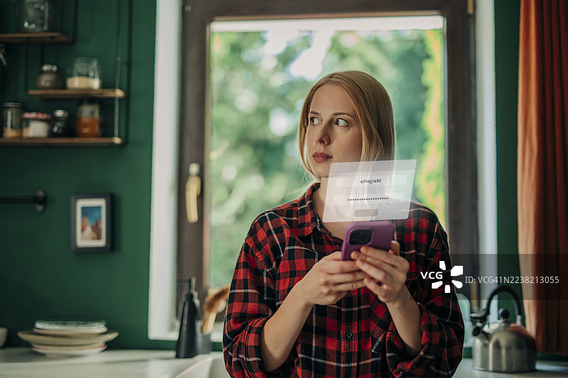 在室内使用智能手机进行安全的移动身份验证图片素材