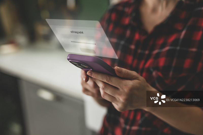 在家使用智能手机进行安全登录和身份验证图片素材