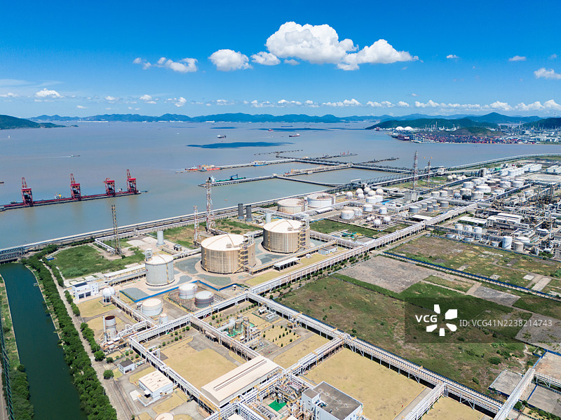 海边整齐排列的许多大型圆柱形储罐图片素材