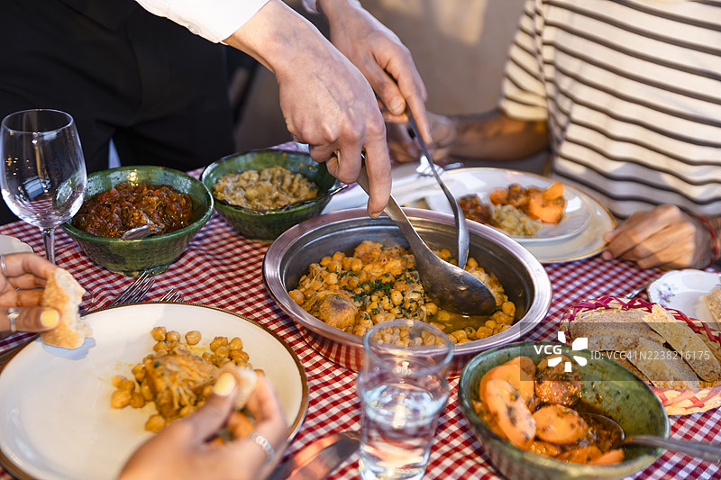 服务员在餐桌上提供传统摩洛哥美食图片素材