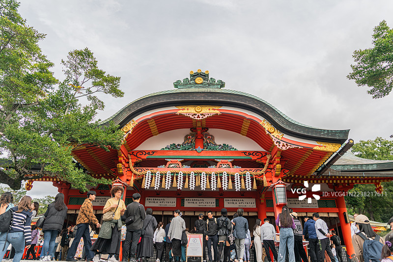 日本京都伏见稻荷大社入口的日景图片素材