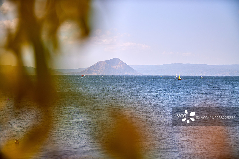 晴空下的塔阿尔湖平静的景象。图片素材