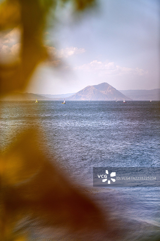 晴朗天空下的泰勒湖平静景色。图片素材