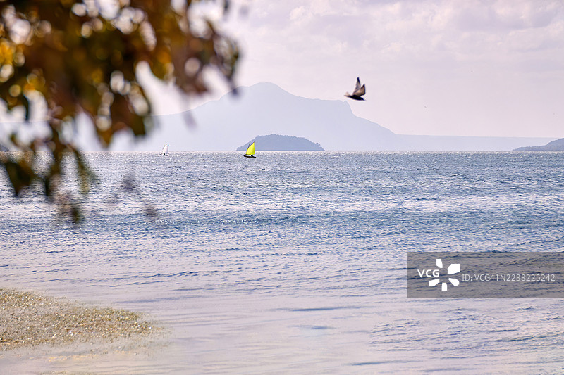 塔阿尔湖平静的景色，湖面风平浪静，有两艘帆船。图片素材