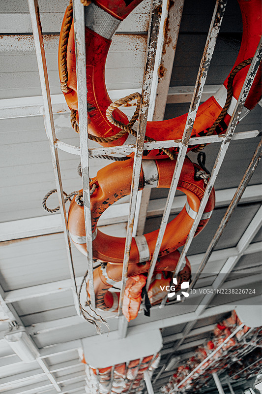救生圈作为安全设备存放在客渡船的隔间内图片素材