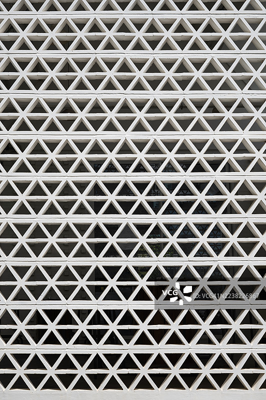 白墙上印有三角形图案图片素材