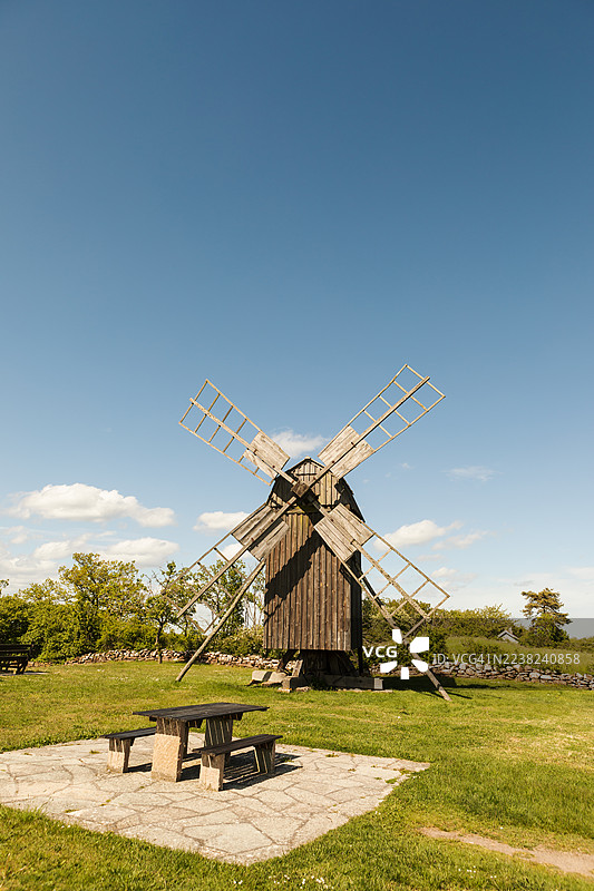 夏日里，乡间一座古老的风车。图片素材