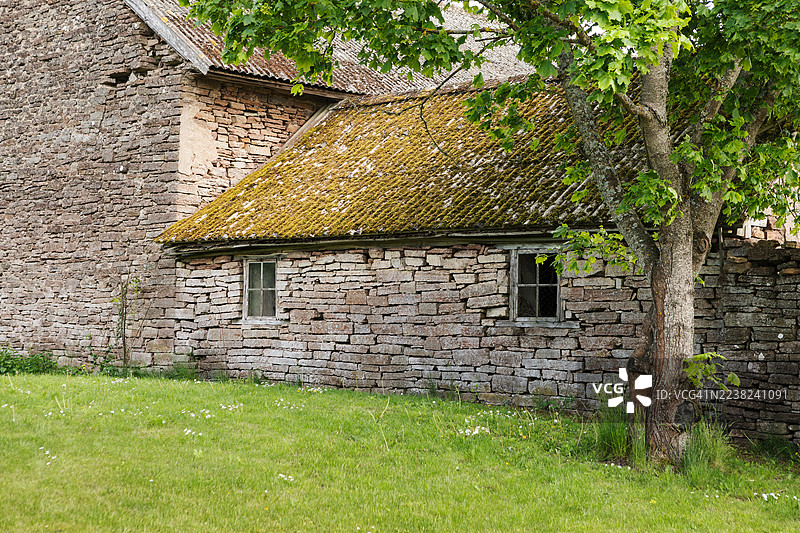 一座由石头建造的古老谷仓建筑。图片素材