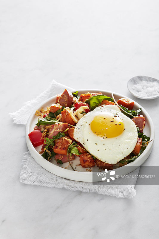 白布上的哈希烤饼，配有红薯、蔬菜和一个太阳蛋图片素材
