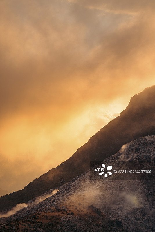 印度尼西亚苏门答腊省卡托地区火山——西巴亚克山的日落图片素材