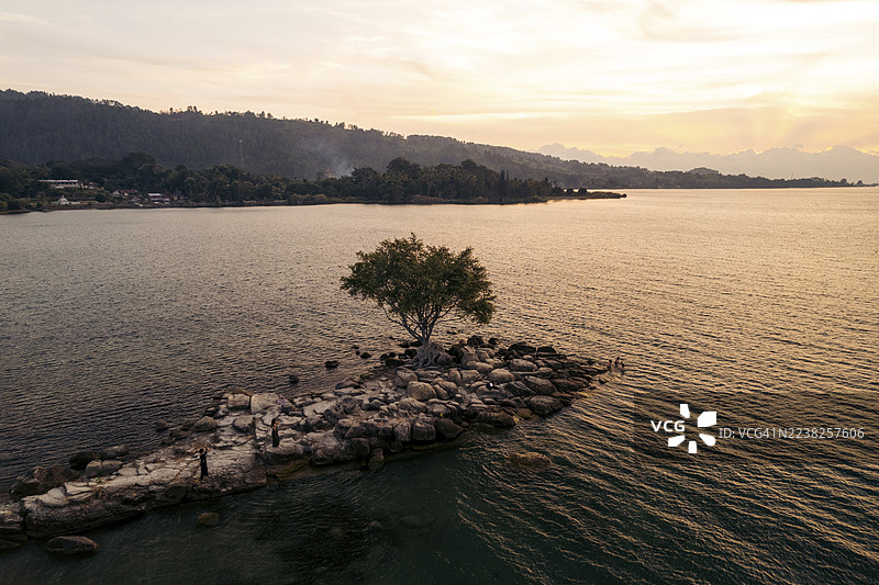 印度尼西亚苏门答腊岛北苏门答腊省多巴湖，世界上最大的破火山口，巴图帕萨梁西波古的鸟瞰图图片素材