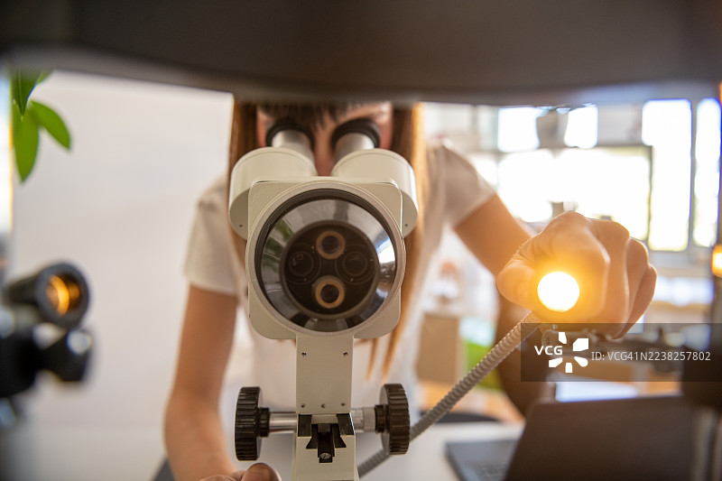 自然疗法医生进行眼科医学检查图片素材