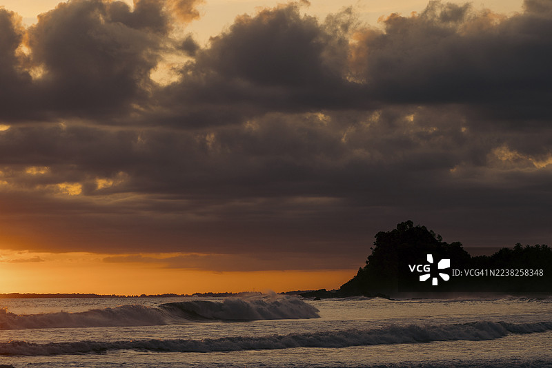 印度尼西亚北苏门答腊省南尼亚斯岛的日落海景图片素材