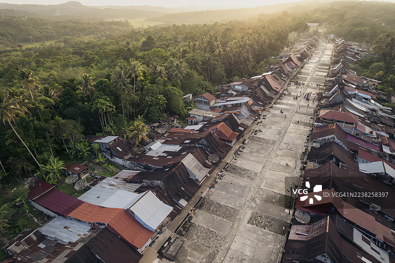 印度尼西亚北苏门答腊省尼亚斯岛南部的传统村庄希利西马塔诺的航拍图图片素材