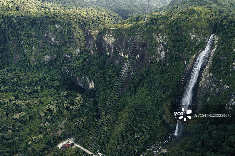 印度尼西亚北苏门答腊省多巴湖空中俯瞰尼尔瓦纳瀑布图片素材