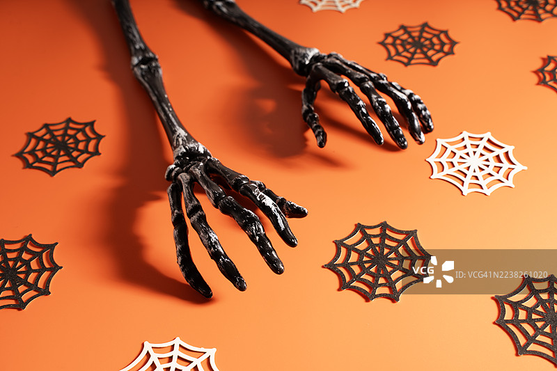 万圣节骷髅手伸出，装饰有蜘蛛网图片素材