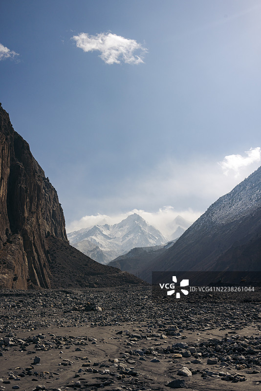 尼泊尔甘达基省马斯塘县安纳布尔纳地区F042公路，洛矶山脉风景，天空湛蓝，远方雪峰皑皑。图片素材