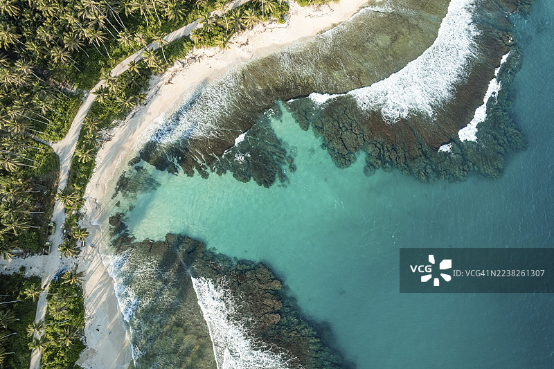 印尼西苏门答腊省巴盖岛卡蒂耶特地区，碧绿海水与葱郁棕榈树的热带海滩鸟瞰图。图片素材