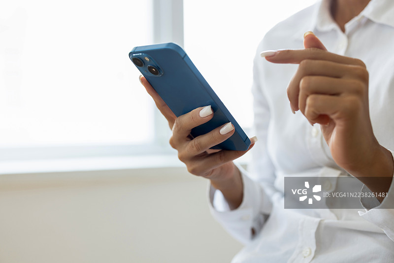 一名女子正在查看手机图片素材