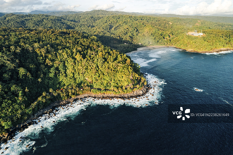 印度尼西亚楠榜克鲁伊海岸线的空中视角，海浪拍打着岩石海岸。图片素材