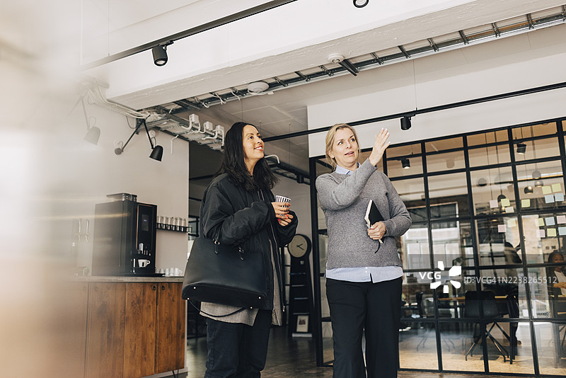 女商人从低角度展示办公室内部给新加入的女新兵图片素材