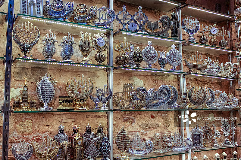 汗·哈利利集市上的装饰性金属制品图片素材