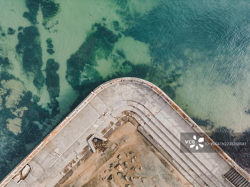 无人机航拍的泰尼茅斯露天泳池一角，位于英格兰泰恩-威尔郡北希尔兹长滩惠特利湾，英国。图片素材