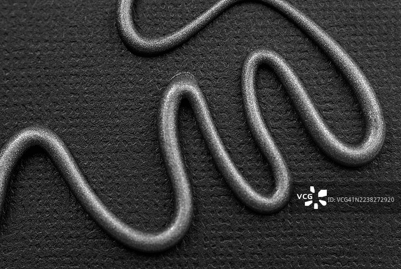 灰色油漆在纹理黑纸上的涂鸦图片素材