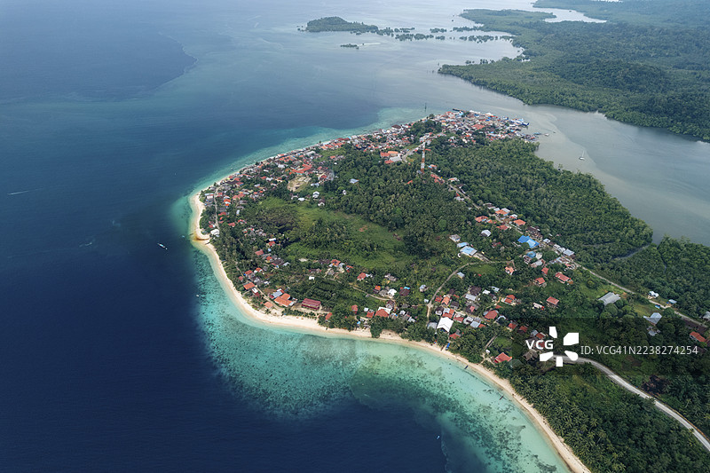 印度尼西亚西苏门答腊省马六甲群岛斯波拉村区域，俯瞰充满活力的海洋和茂密绿色的沿海村庄。图片素材