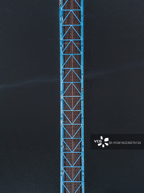 从俯视角度拍摄的伊丽莎白女王二世大桥上的地铁线路，该桥横跨泰恩河，位于英国纽卡斯尔泰恩河畔。图片素材