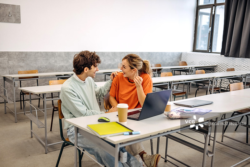 年轻人在大学里一起学习，享受学习的乐趣图片素材