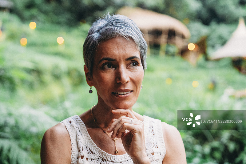 一位头发灰白的中年女性在户外看向别处图片素材