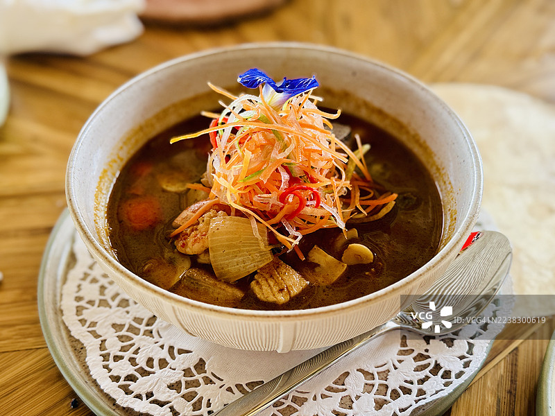 Rawon牛肉汤，配有切丝胡萝卜装饰。图片素材