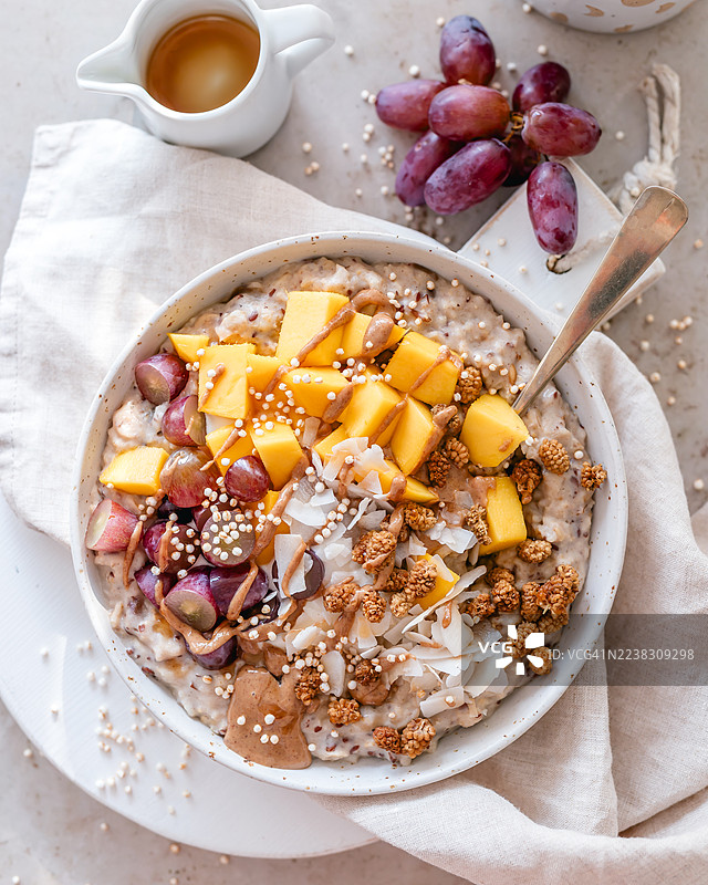 燕麦配芒果和葡萄图片素材