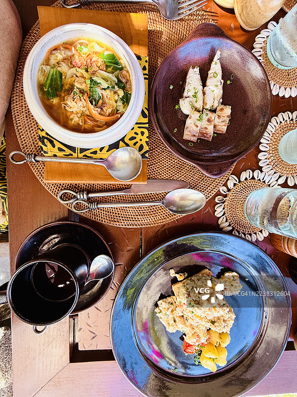 炒豆腐、烟熏鬼头刀鱼、姜黄饮品和印尼汤面图片素材