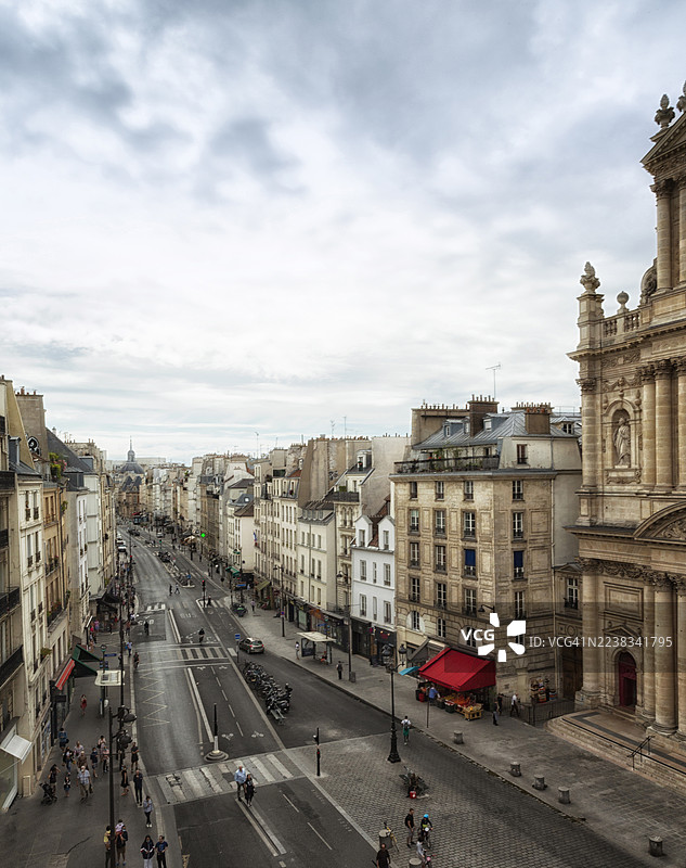 巴黎玛莱区圣保罗圣路易教堂，可俯瞰圣安托万街，街边遍布小商店和历史建筑，天气阴沉。图片素材