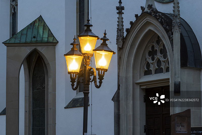 历史悠久的灯笼，蓝色时刻，费尔德基希大教堂，福拉尔贝格，奥地利图片素材